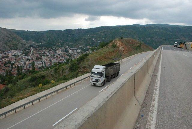 Tokat’ta Heyelan Tehlikesiyle Kapanan Yol Ulaşıma Açıldı