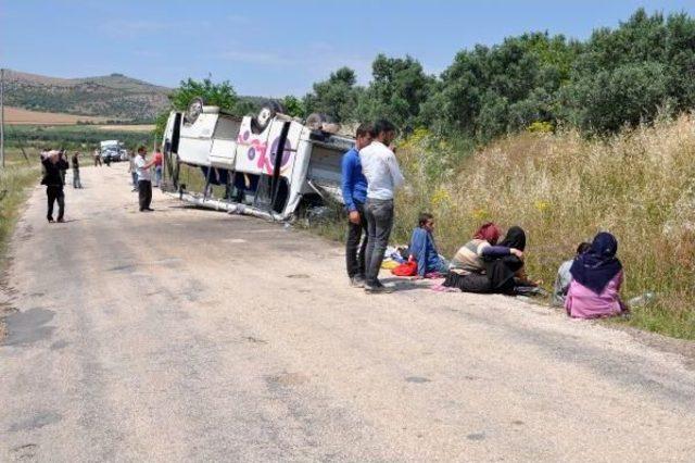 Tarım Işçilerini Taşıyan Otobüs Devrildi: 25 Yaralı