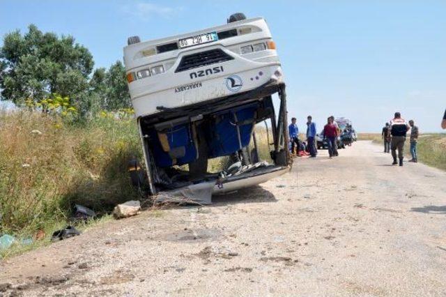 Tarım Işçilerini Taşıyan Otobüs Devrildi: 25 Yaralı