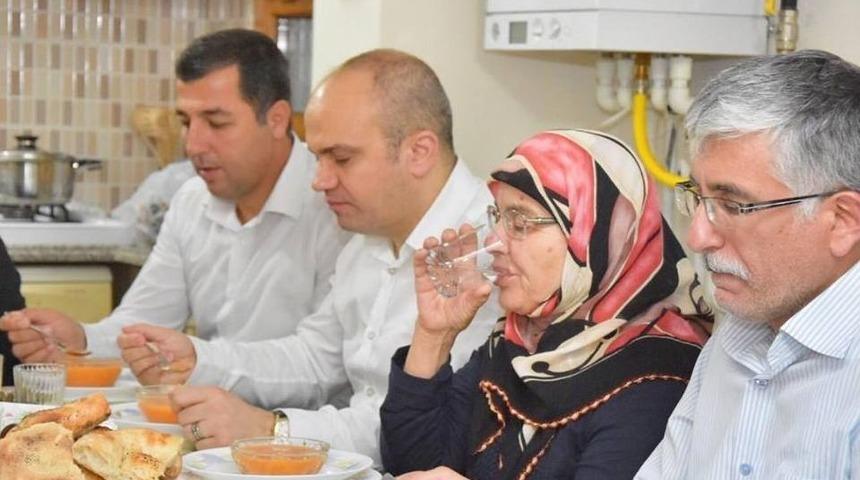 Başkan Mersinli İftarda Şehit Ailesine Konuk Oldu