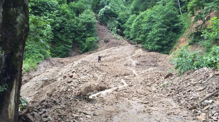 Trabzon&rsquo;da Yağışlar Sonrası Yaşanan Heyelanlara Ekipler M&uuml;dahale Ediyor