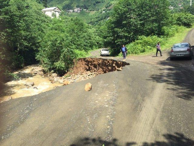 Trabzon’da Yağışlar Sonrası Yaşanan Heyelanlara Ekipler Müdahale Ediyor