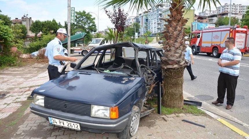 Otomobil Ağaca &Ccedil;arptı: 4 Yaralı