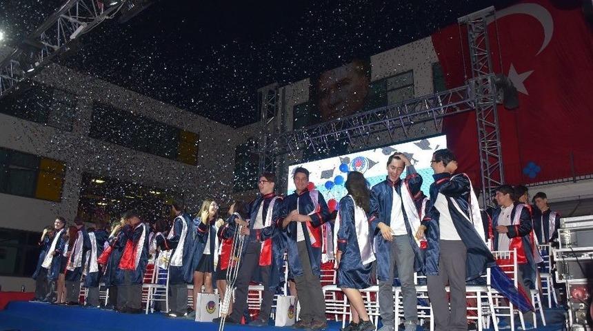 Ted İzmir Koleji İlk Mezunlarını Verdi