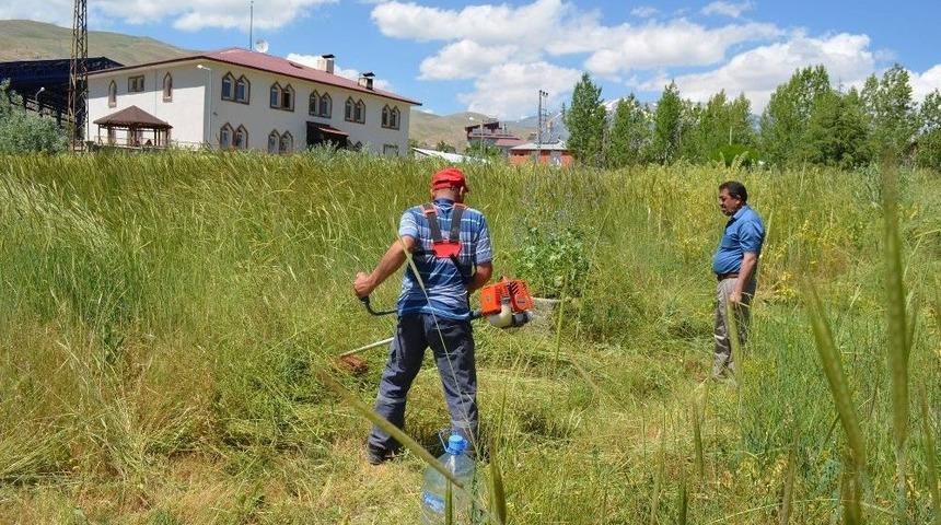 Adilcevaz&rsquo;da Mezarlıklarda Ot Bi&ccedil;me &Ccedil;alışması