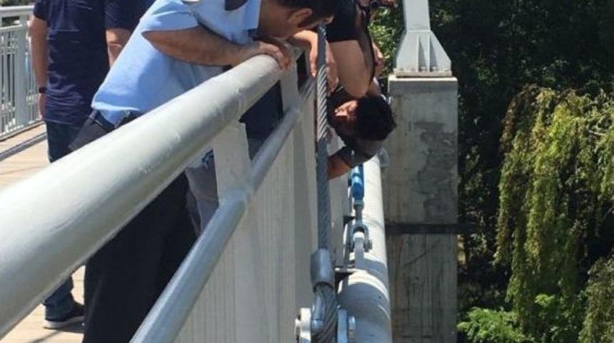 Polis İntihar Etmek İsteyen Genci K&ouml;pr&uuml;n&uuml;n Demirlerine Kelep&ccedil;eledi