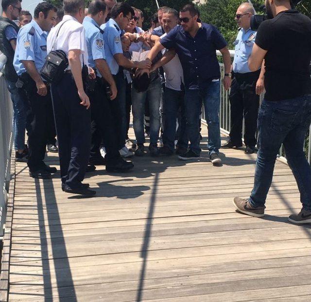 Polis İntihar Etmek İsteyen Genci K&ouml;pr&uuml;n&uuml;n Demirlerine Kelep&ccedil;eledi 1