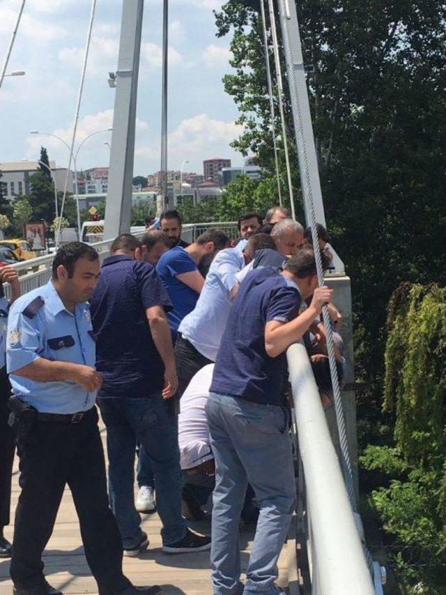 Polis İntihar Etmek İsteyen Genci K&ouml;pr&uuml;n&uuml;n Demirlerine Kelep&ccedil;eledi 2