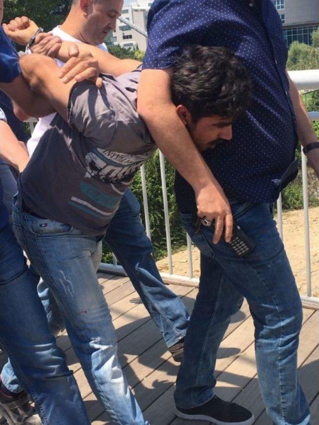 Polis İntihar Etmek İsteyen Genci K&ouml;pr&uuml;n&uuml;n Demirlerine Kelep&ccedil;eledi 3