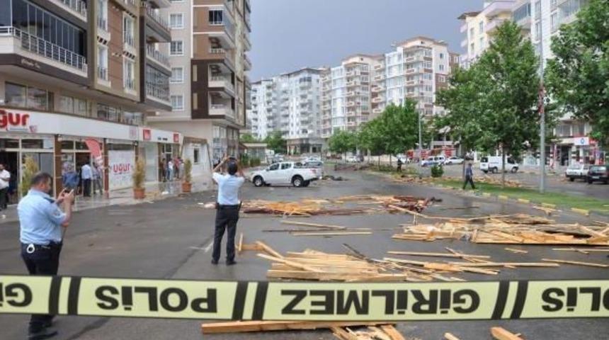 Nizip'te Fırtınada U&ccedil;an &Ccedil;atılar Ara&ccedil;lara Zarar Verdi