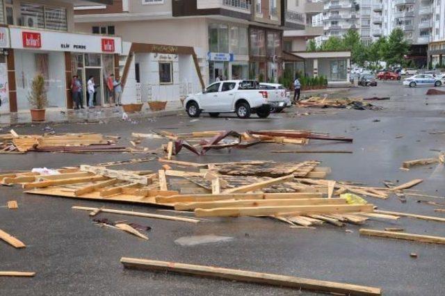 Nizip'te Fırtınada Uçan Çatılar Araçlara Zarar Verdi