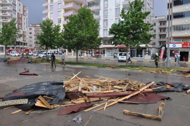 Nizip te Fırtınada U&ccedil;an &Ccedil;atılar Ara&ccedil;lara Zarar Verdi 3