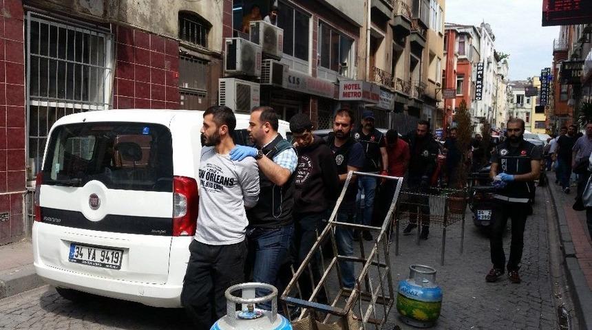 Polis&rsquo;ten Kumkapı&rsquo;da Nefes Kesen Uyuşturucu Operasyonu: 10 G&ouml;zaltı