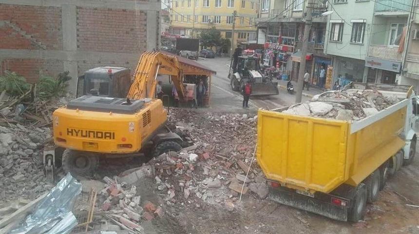 Bağlar Sokağında İki Metruk Bina Yıkıldı