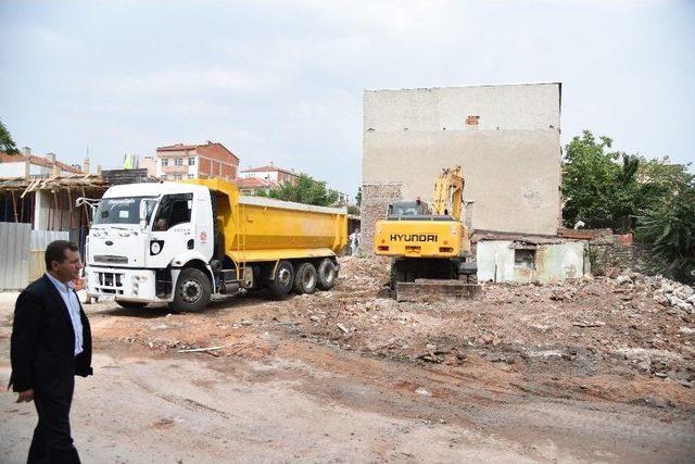 Bağlar Sokağında İki Metruk Bina Yıkıldı