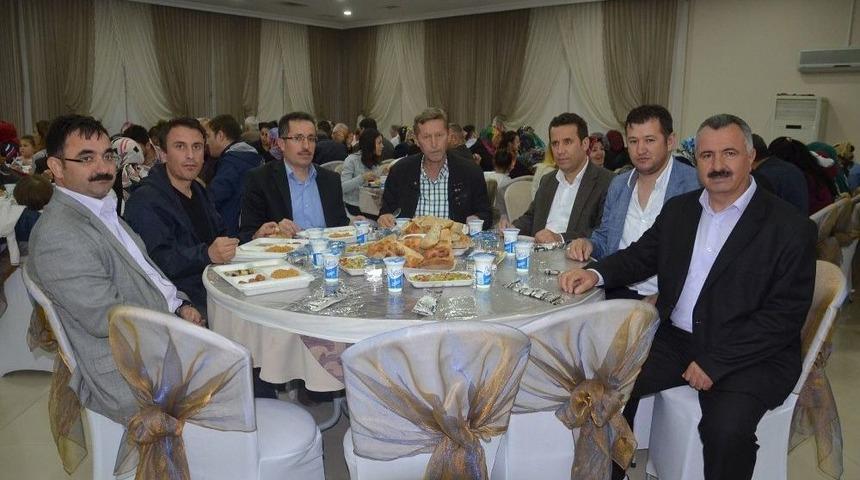 Boz&uuml;y&uuml;k Ertuğrulgazi Derneği&rsquo;nden İftar Yemeği