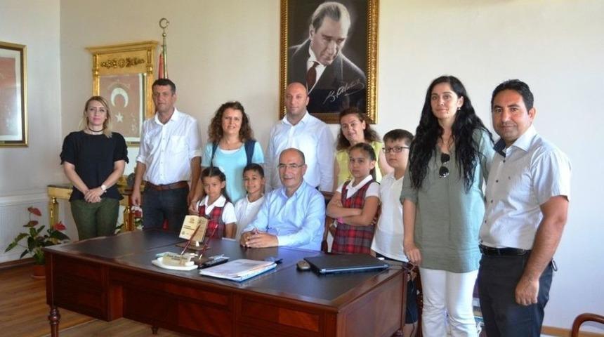 Kaymakam Nazlı&rsquo;ya Minik &Ouml;ğrencilerden &lsquo;kitaptan Kanatlar&rsquo; Teşekk&uuml;r&uuml;