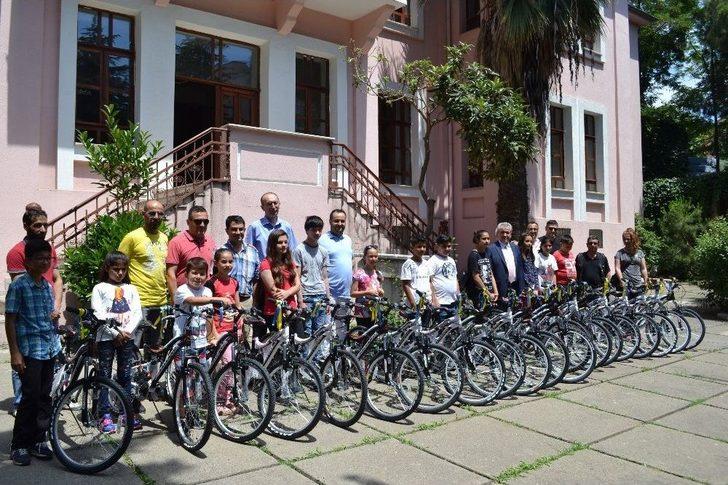 Fenerbahçelilerden Başarılı Öğrencilere Bisiklet