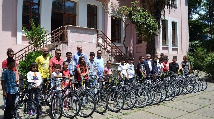 Fenerbah&ccedil;elilerden Başarılı &Ouml;ğrencilere Bisiklet