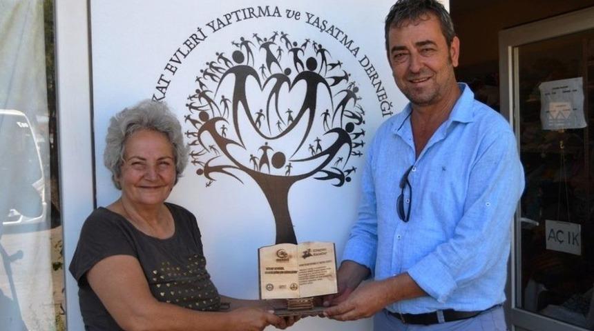 Meb&rsquo;den Şefkatli Ellere Anlamlı Jest