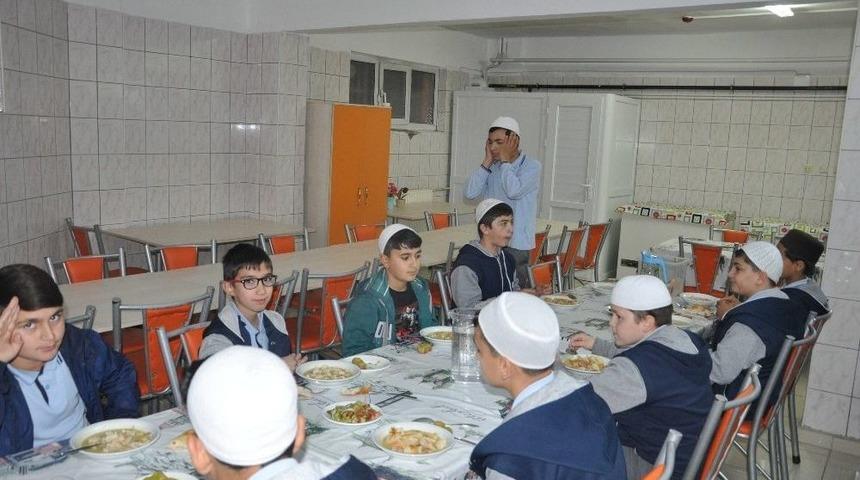 İl M&uuml;ft&uuml;s&uuml; Akkuş, Kur&rsquo;an Kursu &Ouml;ğrencilerinin İftar Sofrasına Konuk Oldu