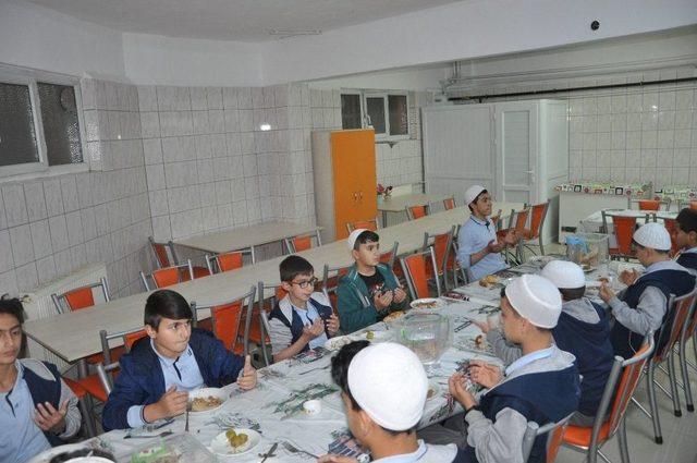 İl Müftüsü Akkuş, Kur’an Kursu Öğrencilerinin İftar Sofrasına Konuk Oldu