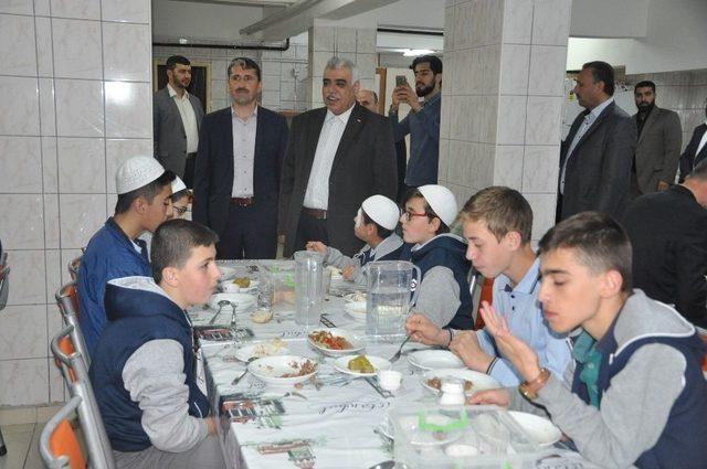 İl Müftüsü Akkuş, Kur’an Kursu Öğrencilerinin İftar Sofrasına Konuk Oldu