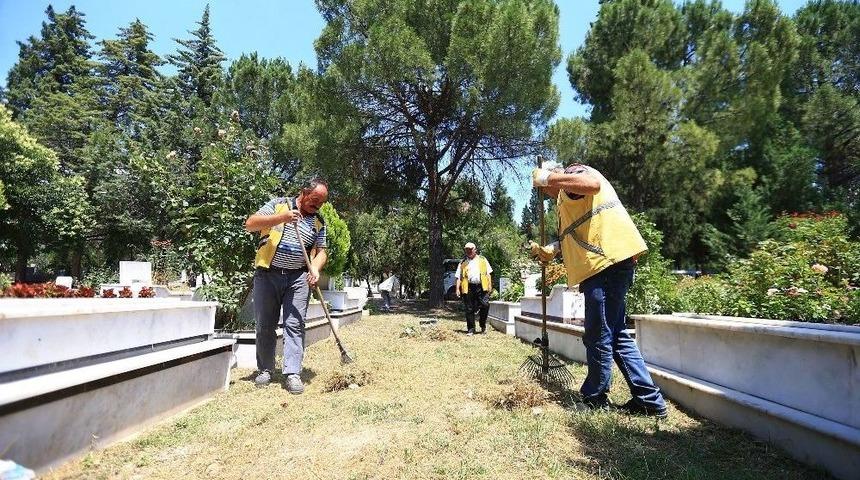 Denizli&rsquo;de Bayram &Ouml;ncesi Mezarlıklar Temizlendi