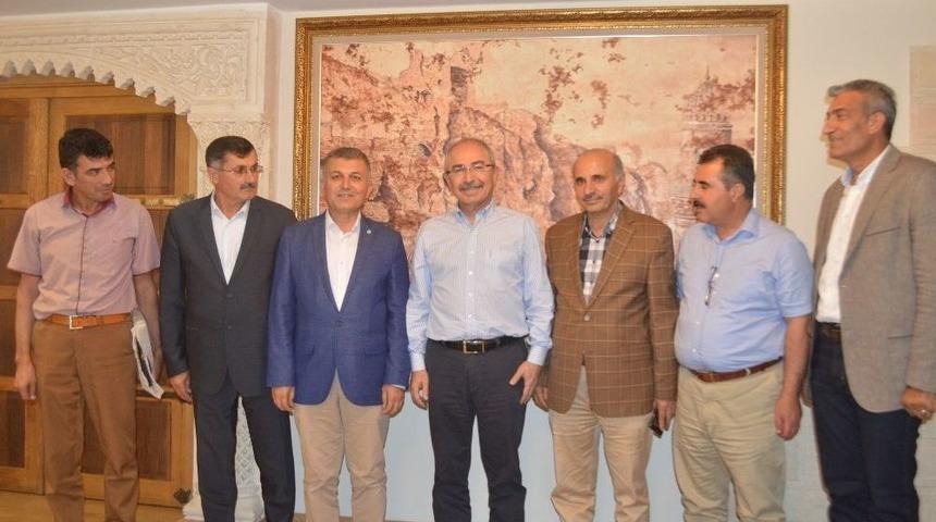 Mardinli Hububat&ccedil;ılardan Vali Yaman&rsquo;a Plaket