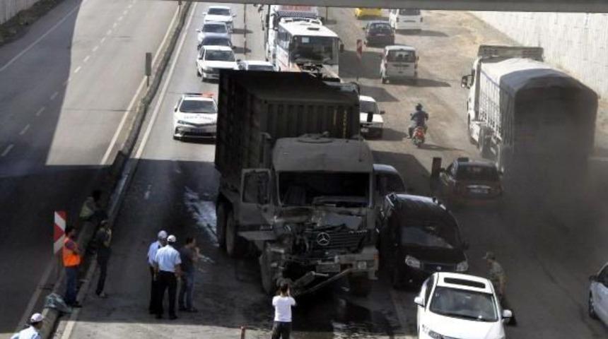 Askeri Konvoyda Kaza: 1 Asker Yaralı