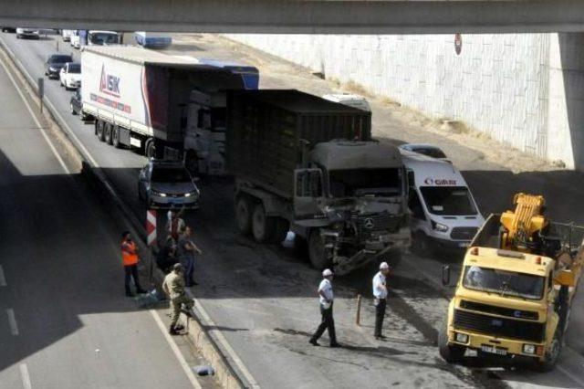 Askeri Konvoyda Kaza: 1 Asker Yaralı