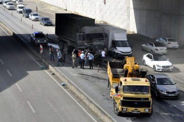 Askeri Konvoyda Kaza: 1 Asker Yaralı