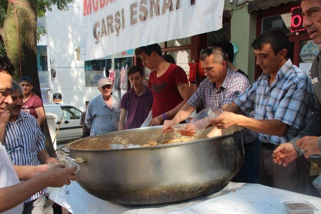 Aralarında Topladıkları Parayla Yaptıkları Helvayı Elleriyle Dağıttılar
