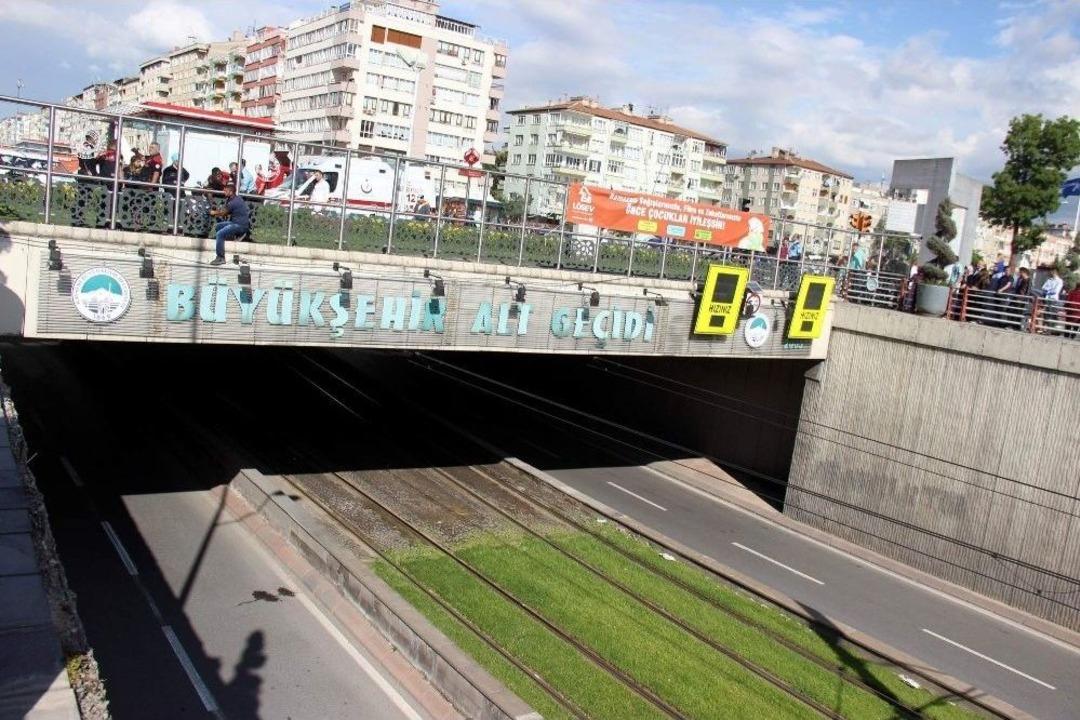 İntihar İ&ccedil;in &Uuml;st Ge&ccedil;ide &Ccedil;ıkan Şahsı Polis İkna Etti