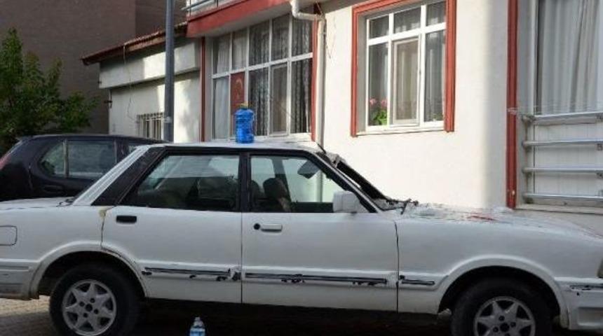 Beşinci Kattan Otomobilin &Uuml;zerine D&uuml;şerek Yaralandı