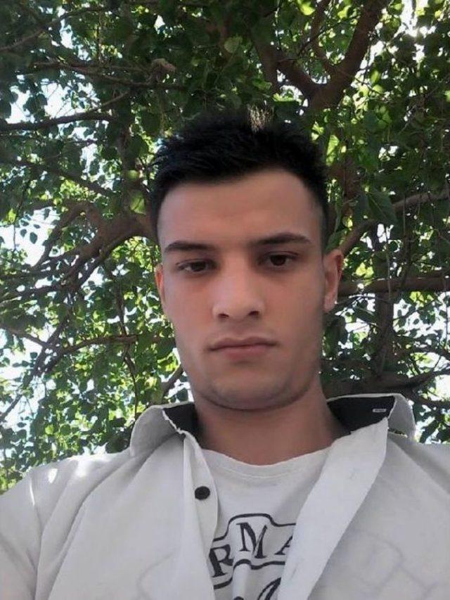 Beşinci Kattan Otomobilin &Uuml;zerine D&uuml;şerek Yaralandı 1