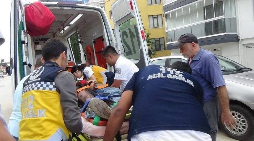 Elektrik Teline Takılan Metal Levhalardan &Ccedil;arpıldı