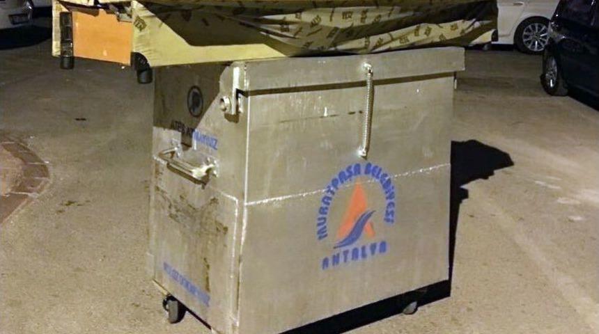 &Ccedil;&ouml;p Konteyneri İle Kanepe Taşıyan Gen&ccedil;lerden Belediyeye Teşekk&uuml;r