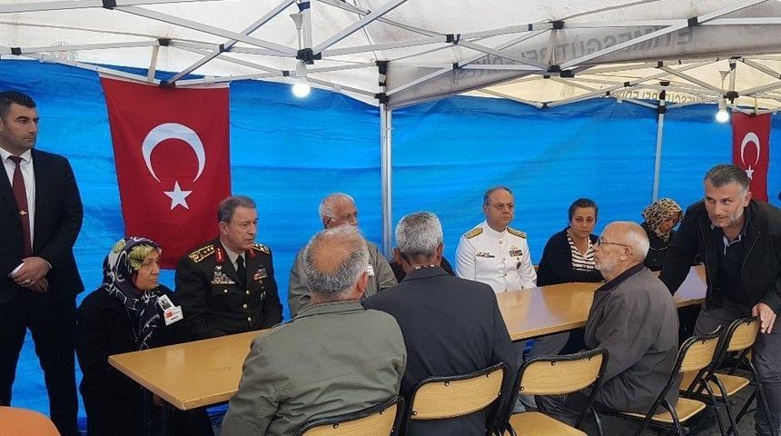 Genelkurmay Başkanı Akar Şehit Ailesine Taziye Ziyaretinde Bulundu