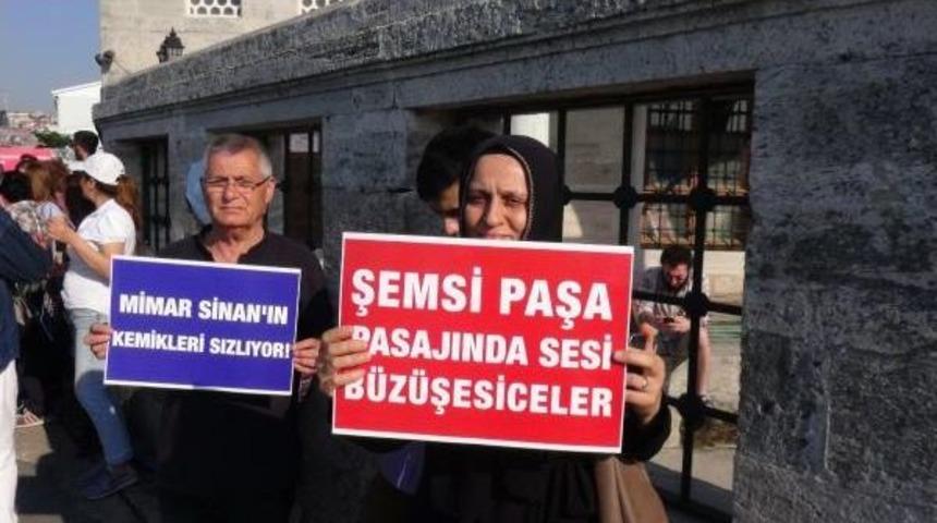 &Uuml;sk&uuml;darlılar'dan Bah&ccedil;e Duvarları &Ccedil;atlayan Şemsi Paşa Cami I&ccedil;in Eylem