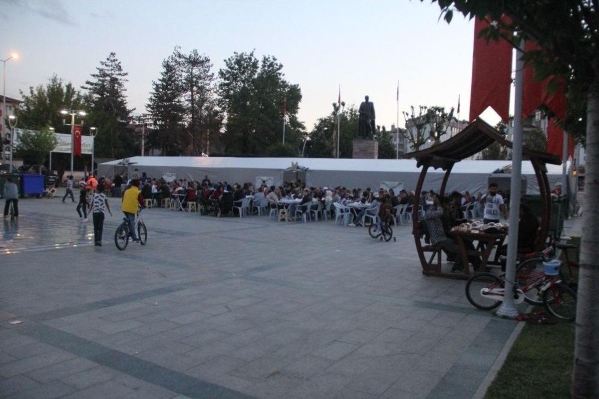 İftar &Ccedil;adırı Yakınındaki Ş&uuml;pheli Paket Paniğe Neden Oldu