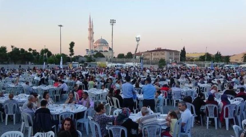 Avcılar'da Kadir Gecesi'nde 15 Bin Kişiye Iftar