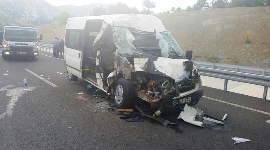 İş&ccedil;i Minib&uuml;s&uuml; Tıra Arkadan &Ccedil;arptı: 2&rsquo;si Bebek 18 Yaralı