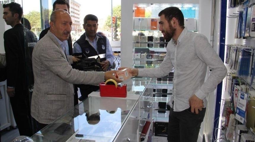 Büyükşehir Belediyesi, Gül Suyu Ve Kandil Simiti Dağıttı