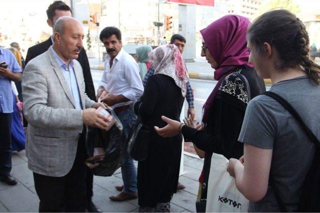 Büyükşehir Belediyesi, Gül Suyu Ve Kandil Simiti Dağıttı