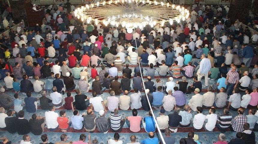 Elazığ&rsquo;da Kadir Gecesi&rsquo;nde Camiler Doldu Taştı