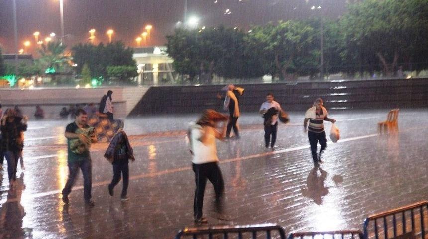 Hatay&rsquo;da Teravih Namazına Şiddetli Yağmur Engeli