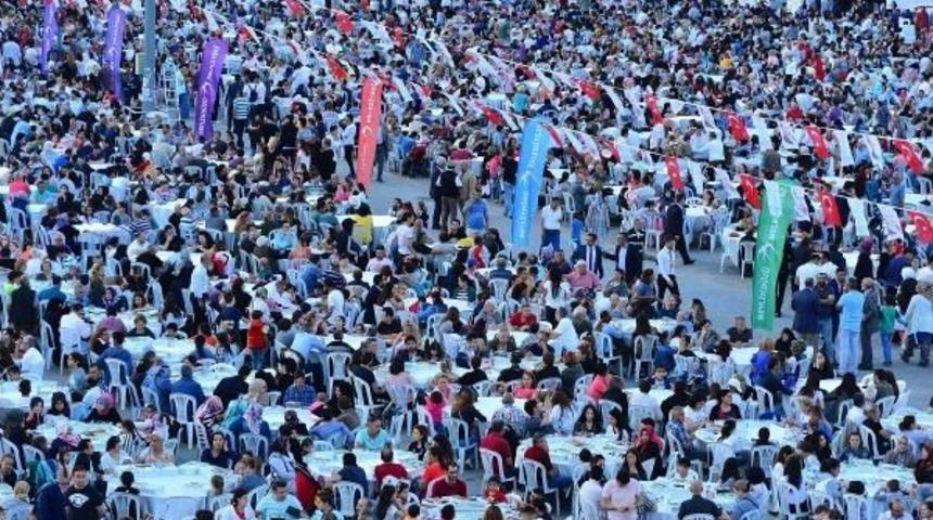 Beylikd&uuml;z&uuml;'nde Yaklaşık 15 Bin Kişi Aynı Anda Orucunu A&ccedil;tı