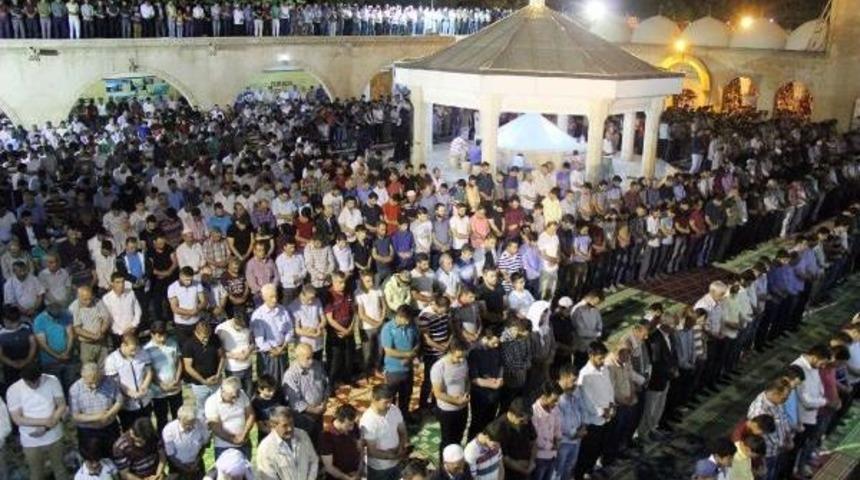 Şanlıurfa&rsquo;Da Kadir Gecesi&rsquo;Nde Camiler Doldu Taştı