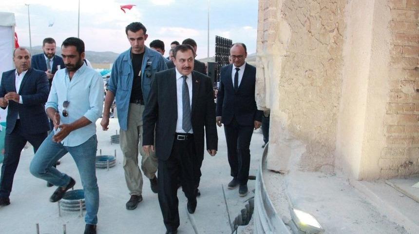 Bakan Eroğlu, Zeynel Bey T&uuml;rbesi&rsquo;nde İftarını A&ccedil;tı